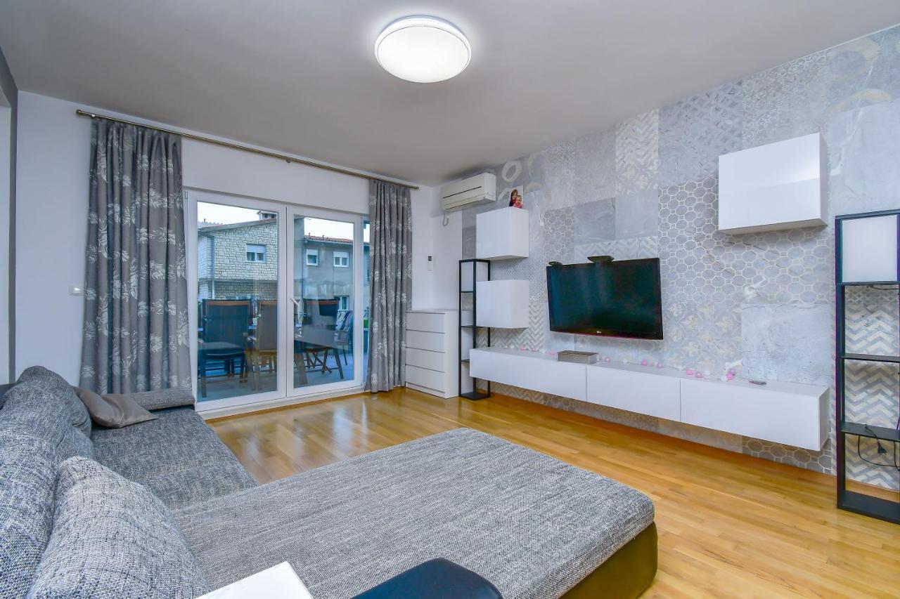 Apartment Ela Omis Exterior photo